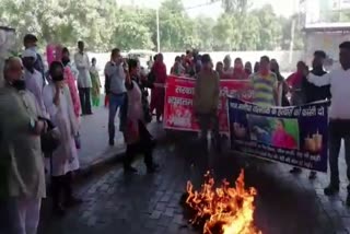 Yogi government effigy burnt in Panipat against Hathras rape case