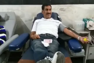 Randeep Batta of Chandigarh donated blood for the 128th time in Mandi