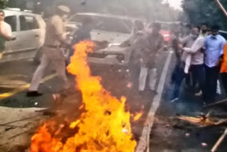 protesters burnt yogi adityanath's effigy in hisar haryana