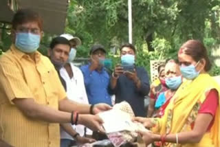 mla raj sinha distributed clothes in dhanbad