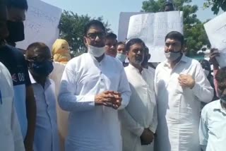 Congress leaders arrive in protest of Dalit society