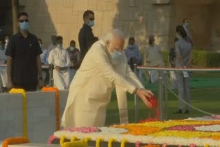 Modi pays tribute to Mahatma Gandhi