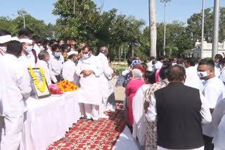 Kamal Nath-Digvijay garlanded bapu statue