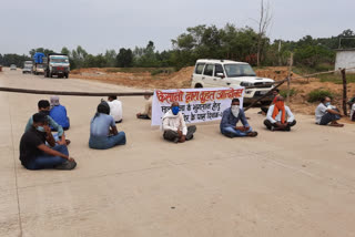 Farmers protest on nh demanding compensation for land in ambikapur