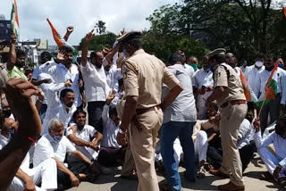 Hathras rape and murder case, Hathras rape and murder case news, Hathras rape and murder case latest news, Congress protest, Congress protest in Mangalore, ಹಥ್ರಾಸ್​ ಅತ್ಯಾಚಾರ ಮತ್ತು ಕೊಲೆ ಪ್ರಕರಣ, ಹಥ್ರಾಸ್​ ಅತ್ಯಾಚಾರ ಮತ್ತು ಕೊಲೆ ಪ್ರಕರಣ ಸುದ್ದಿ, ಕಾಂಗ್ರೆಸ್​ ಪ್ರತಿಭಟನೆ, ಮಂಗಳೂರಿನಲ್ಲಿ ಕಾಂಗ್ರೆಸ್​ ಪ್ರತಿಭಟನೆ,