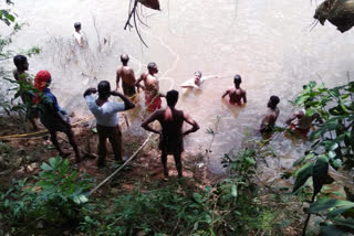 ഒഴുക്കിൽപ്പെട്ട് സ്‌ത്രീയും കുട്ടിയും മരിച്ചു  മറ്റൊരു കുട്ടിക്കായി തെരച്ചിൽ  ഉളിക്കൽ നുച്ചിയാടി  Woman and her child died in a flood  kannur deaths  Woman and her child died in kannur