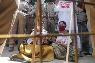 Trinamool leaders on way to Hathras stopped by Uttar Pradesh police  Trinamool Congress leaders stopped at Hathras border  Hathras gang rape  Uttar pradesh police  Trinamool Congress protest  ഹാത്രാസ് സന്ദർശനം  തൃണമൂൽ കോൺഗ്രസ് നേതാക്കളെ തടഞ്ഞ് യുപി പൊലീസ്  യുപി പൊലീസ്  ഹാത്രാസ് പീഡനം  രാഹുൽ ഗാന്ധി  പ്രിയങ്ക ഗാന്ധി