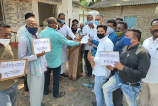 Congress workers celebrated the birth anniversary of Mahatma Gandhi and Lal Bahadur Shastri in balrampur