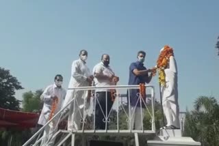 Congressmen pay homage to Mahatma Gandhi and Lal Bahadur Shastri in jalandhar