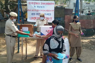 Delhi Police and Janus Initiative NGO distributes masks and sanitizer in Narayana area on Gandhi Jayanti