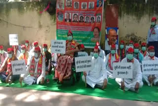 Samajwadi Party silent satyagraha in Delhi