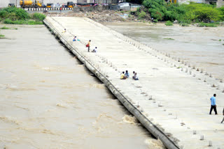 Liquor drinkers on the edge of the bridge ..