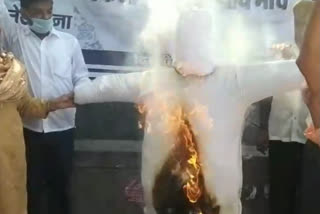 Congress burnt pm effigy