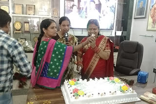 burari mcd sweeper celebrated birthday of councilor Rekha Sinha birthday