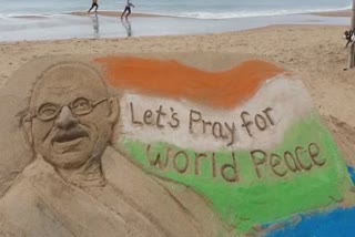 sand-artist-manas-sahu-give-the-message-of-non-violence-through-sand-art