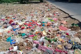 mess of dirt near the main road of Mandi village