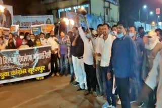 youth-congress-workers-of-surajpur-held-a-torch-rally-against-central-government-for-agriculture-act