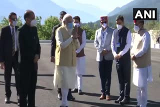 मनाली के सासे हेलीपैड पर पहुंचे पीएम मोदी