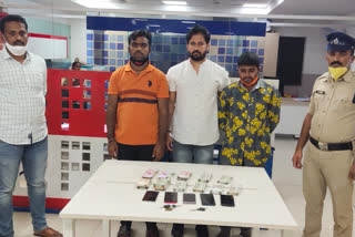 Suspects along with seized cash