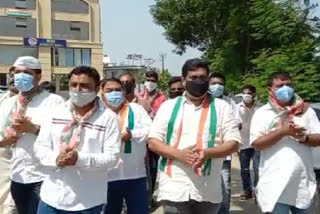 Vadodara District Congress blockades National Highway in protest of Agriculture Bill,