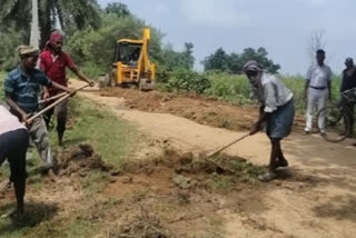 ग्रामीणों ने श्रमदान कर सड़क की कराई मरम्मति