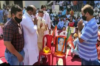 BJP workers protest for 2 hours