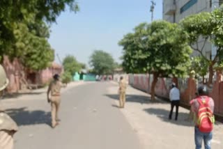 सफाईकर्मियों ने पुलिस पर किया पथराव.