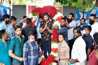 Abhishek celebrates birthday by cutting 15kg cake