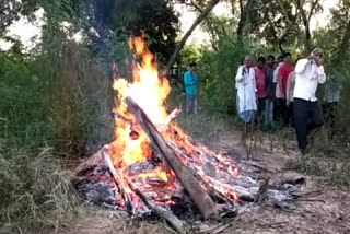 पिता पर बेटी की हत्या कर शव को जलाने का आरोप