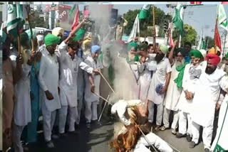 Farmers Union burns effigy of Union government in protest of agriculture bills