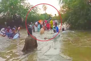 meenasapura-villagers-has-to-cross-lake-for-funeral