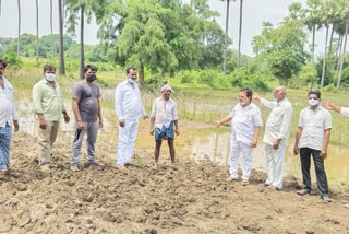 నివేశన స్థలాల్లో నిలిచిపోయిన వరద నీరు