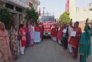 Large number of Anganwadi workers leave Rukran Kalan to besiege Aruna Chaudhary's Home