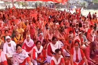 Anganwadi workers besiege Minister Aruna Chaudhary's residence