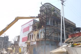 Indore Municipal Corporation removes 11 buildings that are hindering road construction