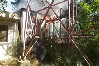 mobile tower caught fire, मोबाइल टॉवर में लगी आग