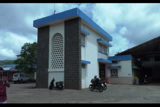 block panchayat opposes move to close covid centre  covid centre  കൊവിഡ് സെൻ്റർ  ബ്ലോക്ക് പഞ്ചായത്ത്  nedunkandam block panchayat  nedumkandam covid centre