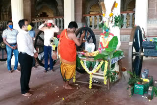 Artillery worship in the palace courtyard