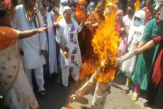 women's congress burnt effigy of cm shivraj