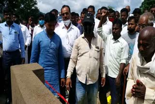 foundation of bridge in Latehar, MLA Ramchandra Singh laid foundation bridge in Latehar, Construction of bridge started in Latehar, लातेहार में पुल का शिलान्यास, लातेहार में विधायक रामचंद्र सिंह ने किया पुल का शिलान्यास, लातेहार में पुल का निर्माण कार्य शुरू