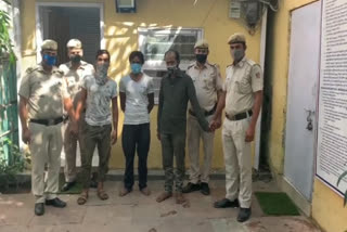 Delhi Police arrested vicious miscreants who were robbing mobile phones