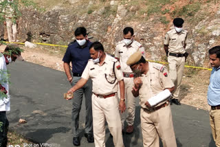 युवक का शव मिलने से फैली सनसनी, Dead body found on roadside