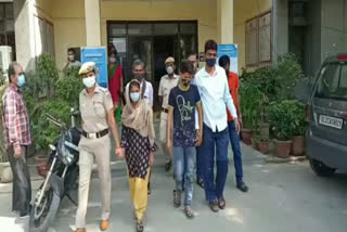 laxmi nagar police arrested couple for cheating on the name of dollar