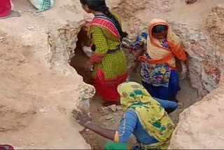 womens-removing-white-clay-from-tunnel-in-jamtara