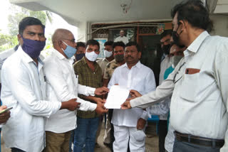 journalists given letter to saluru mla