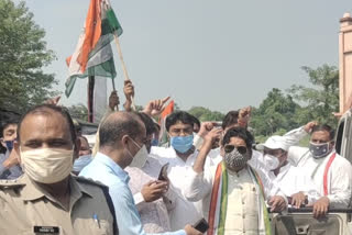 Congress workers lit candles and demanded justice for Hathras' daughter In Rampur