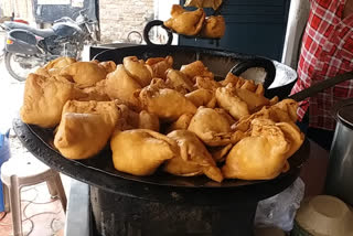 In Hamirpur, 32 people, including women and children, fell ill after eating poisonous samosas