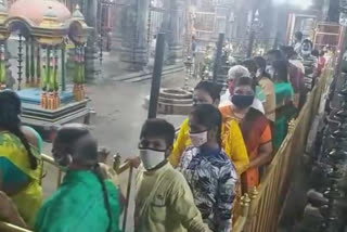 devotees annamalaiyar temple darshan tiruvannamalai  Thousands of devotees workship in Annamalaiyar at Tiruvannamalai  Annamalaiyar at Tiruvannamalai  அண்ணாமலையார் கோயிலில் ஆயிரக்கணக்கான பக்தர்கள் சுவாமி தரிசனம்  திருவண்ணாமலை சிவன் கோயில்  பக்தர்கள் சுவாமி தரிசனம்