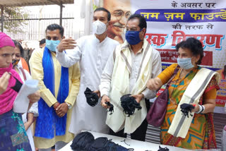 zam zam foundation distribute mask in kasturba hospital daryaganj delhi