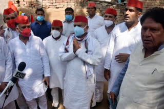 হাথৰসৰ গণধৰ্ষণ: নিৰ্যাতিতা যুৱতীৰ বাসগৃহত সমাজবাদী পাৰ্টীৰ প্ৰতিনিধিৰ দল